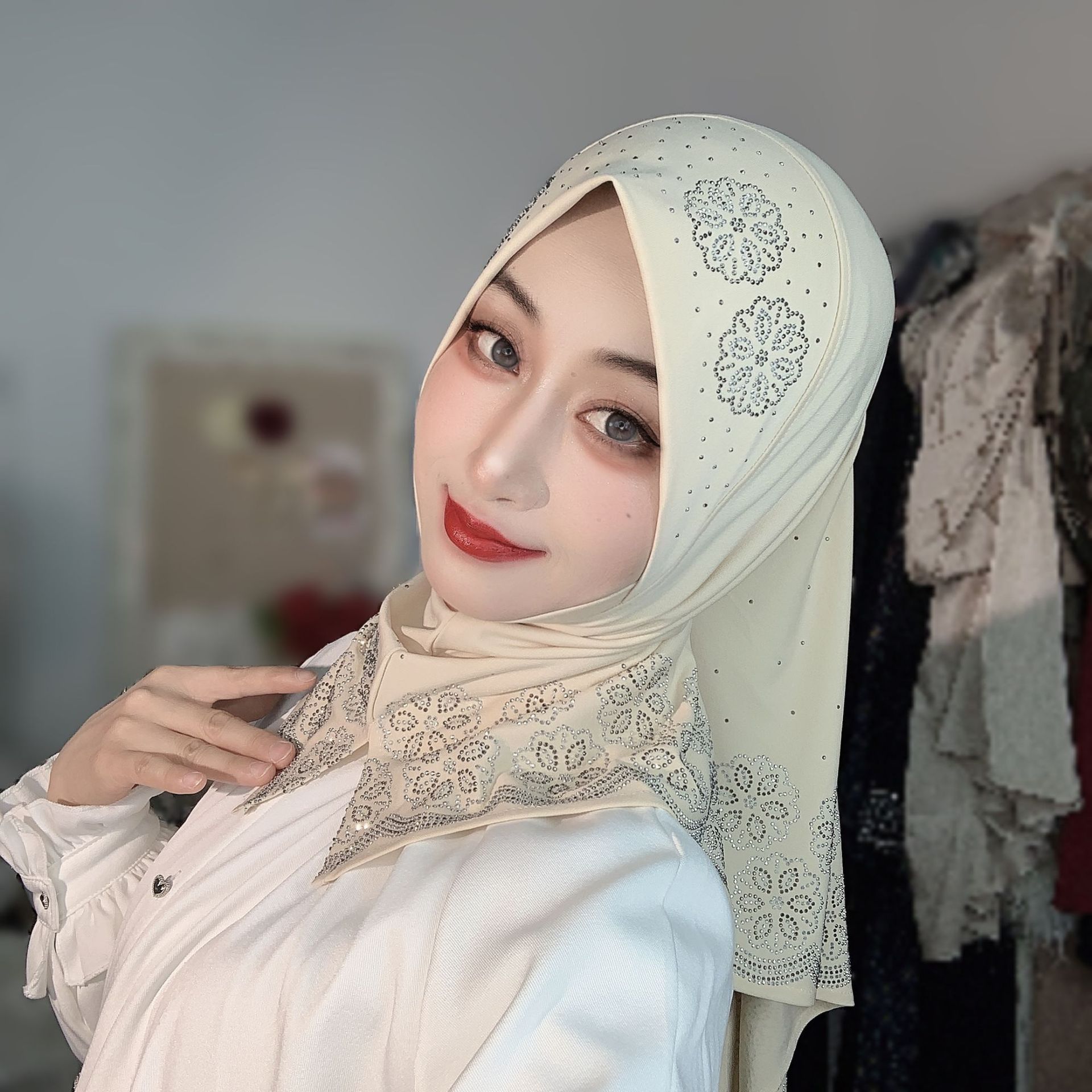 Women Fashion Designer - ฮิญาบสำเร็จรูปสำหรับผู้หญิงมุสลิม ประดับด้วยคริสตัลลายดอกไม้ ผ้าชีฟฟอนเนื้อนุ่ม ผ้าคลุมศีรษะสำเร็จรูปสำหรับละหมาดประจำวัน